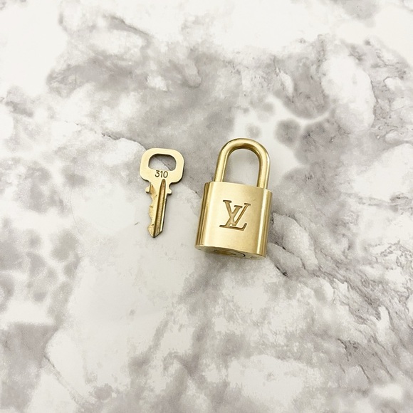 ✨AUTHENTIC✨ Louis Vuitton Lock & Key #310 with White Floral Unbranded Key Holder - Picture 3 of 7